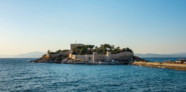Guvercinada Adası (Güvercin Adası) ve Kusadasi 'deki Guvercinada Kalesi. Aydın, Türkiye. Kusadasi Türkiye 'de popüler bir turizm beldesi.