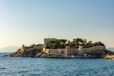 Guvercinada Adası (Güvercin Adası) ve Kusadasi 'deki Guvercinada Kalesi. Aydın, Türkiye. Kusadasi Türkiye 'de popüler bir turizm beldesi. 