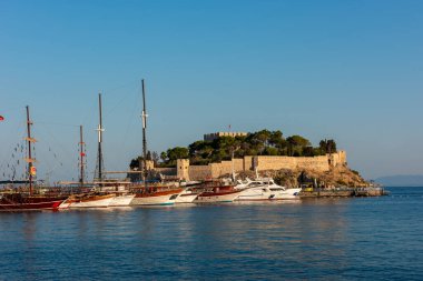 Guvercinada Adası (Güvercin Adası) ve Kusadasi 'deki Guvercinada Kalesi. Aydın, Türkiye. Kusadasi Türkiye 'de popüler bir turizm beldesi.