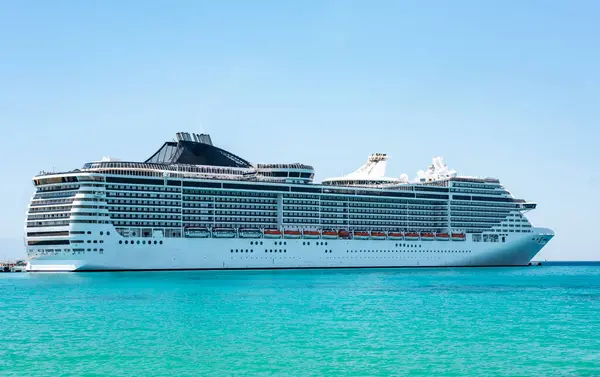 stock image Big cruise ship in the sea at sunset. Beautiful seascape.