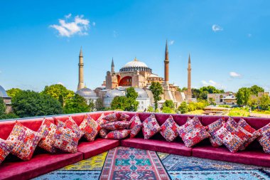 Ayasofya, İstanbul, Türkiye. İstanbul 'un büyük panoramik manzarası terastan geleneksel renkli süs yastıkları, halılar ve natürmortlar ile süslenmiş..