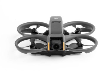 İstanbul, Türkiye - 5 Temmuz 2024: Beyaz arka planda Dji Avata 2 Fpv Drone. Profesyonel Fpv İHA.