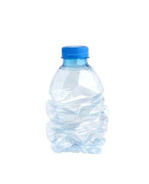 Beyaz arka planda izole edilmiş plastik su şişesi. Kullanılmış su plastik şişeleri