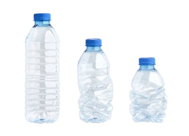 Beyaz arka planda izole edilmiş plastik su şişesi. Kullanılmış su plastik şişeleri.