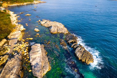 Kefken Pembe Kayaları (Pembe Kayalar). Türkiye 'nin Kocaeli ilinin Kandira ilçesindeki ünlü kayalar. Pembe Kayalar 'ın hava manzarası. İHA atışı.