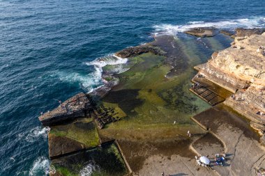 Kefken Pembe Kayaları (Pembe Kayalar). Türkiye 'nin Kocaeli ilinin Kandira ilçesindeki ünlü kayalar. Pembe Kayalar 'ın hava manzarası. İHA atışı.