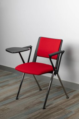 Sınıfta kırmızı sandalye. Okul ya da ofis başkanı.