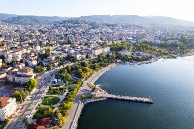 Golcuk, Kocaeli, Türkiye. Golcuk, Kocaeli ilinin Merkez ilçesine bağlı bir beldedir. İnsansız hava aracı ile hava görüntüsü.