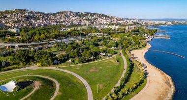 İzmit, Kocaeli 'deki Seka Parkı. Deniz kıyısındaki güzel doğal park. Seka Parkı, Kocaeli 'nin en güzel parklarından biridir. İnsansız hava aracı ile hava görüntüsü.