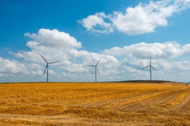 Mavi gökyüzü arkaplanlı rüzgar türbini. Yenilenebilir enerji kavramı.