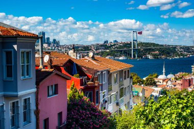 Kuzguncuk 'tan İstanbul Boğazı manzarası. İstanbul, Türkiye. İstanbul Boğazı Köprüsü.