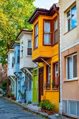 Kuzguncuk, İstanbul, Türkiye. Kuzguncuk 'taki tarihi renkli evler. Kuzguncuk, Uskudar ilçesine bağlı bir mahalle..