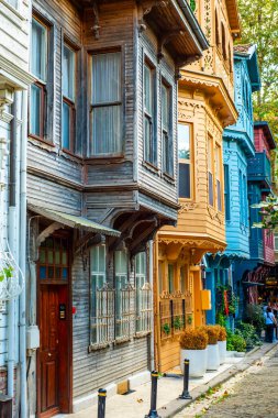 Kuzguncuk, İstanbul, Türkiye. Kuzguncuk 'taki tarihi renkli evler. Kuzguncuk, Uskudar ilçesine bağlı bir mahalle..