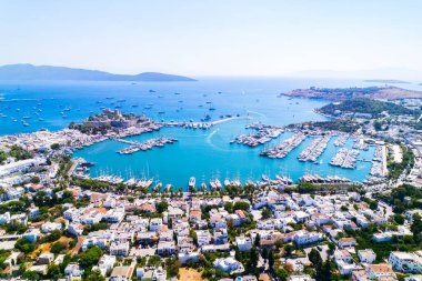 Mugla 'nın Bodrum ilçesi, Türkiye. Bodrum Kalesi 'nin (Aziz Peter Kalesi) havadan görünüşü. Bodrum merkezi, marina ve kalenin panoramik manzarası. İHA atışı.