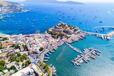 Mugla 'nın Bodrum ilçesi, Türkiye. Bodrum Kalesi 'nin (Aziz Peter Kalesi) havadan görünüşü. Bodrum merkezi, marina ve kalenin panoramik manzarası. İHA atışı.