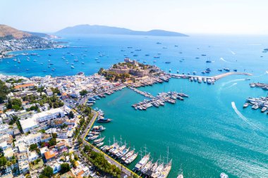 Mugla 'nın Bodrum ilçesi, Türkiye. Bodrum Kalesi 'nin (Aziz Peter Kalesi) havadan görünüşü. Bodrum merkezi, marina ve kalenin panoramik manzarası. İHA atışı.