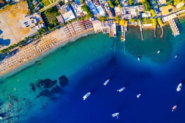 Bodrum 'un Gundogan Körfezi. Mugla, hindi. Gundogan Körfezi 'nin havadan panoramik görüntüsü. İHA atışı.