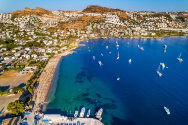 Bodrum 'un Gundogan Körfezi. Mugla, hindi. Gundogan Körfezi 'nin havadan panoramik görüntüsü. İHA atışı.