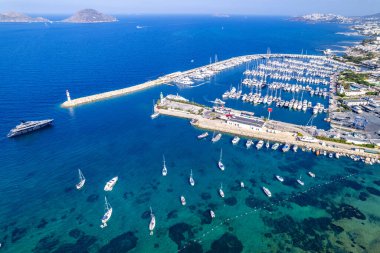 Turgutreis 'in hava manzarası, Bodrum. Mugla, hindi. Turgutreis marinası ve sahil manzaralı. İHA atışı.
