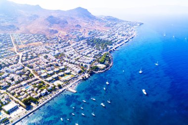 Turgutreis 'in hava manzarası, Bodrum. Mugla, hindi. Turgutreis marinası ve sahil manzaralı. İHA atışı.