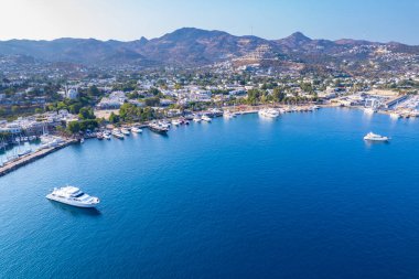 Bodrum 'un Yalikavak Körfezi. Mugla, hindi. Yalikavak marinası ve sahil manzaralı. İHA atışı.