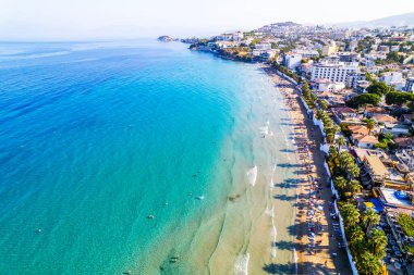 Kusadasi, Aydın, Aydın. Kusadasi 'deki Bayanlar Plajı (Türkçe: Kadinlar Denizi). Türkiye 'deki turistik sahil beldesi. Kusadasi 'nin hava görüntüsü.