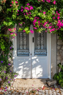 Alacati, Cesme, İzmir. Alacati Köyü 'nün renkli sokak manzarası. Alacati Türkiye 'de daha popüler bir turizm beldesi.