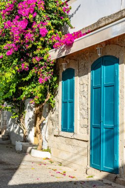 Alacati, Cesme, İzmir. Alacati Köyü 'nün renkli sokak manzarası. Alacati Türkiye 'de daha popüler bir turizm beldesi.