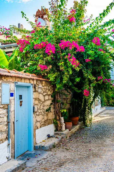 Alacati, Cesme, İzmir. Alacati Köyü 'nün renkli sokak manzarası. Alacati Türkiye 'de daha popüler bir turizm beldesi.