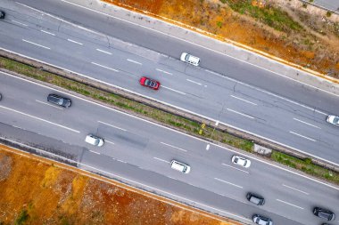 Otoyolda trafik vardı. İnsansız hava aracı ile üstten görüntü. İki şeritli otoyol. Atasehir, İstanbul, Türkiye.