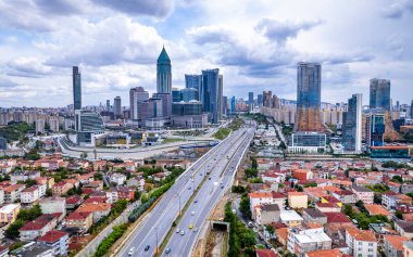 İstanbul, Atasehir 'deki İstanbul Finans Merkezi (IFC). Küresel Finans Hizmetleri Merkezi. İstanbul 'daki modern iş merkezi gökdelenleri.
