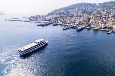 Heybeliada Adası, İstanbul, Türkiye. Heybeliada, Marmara Denizi 'nin en büyük ikinci şehridir. İHA atışı.