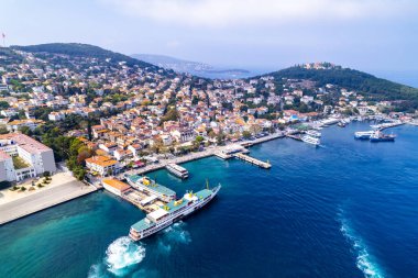 Heybeliada Adası, İstanbul, Türkiye. Heybeliada, Marmara Denizi 'nin en büyük ikinci şehridir. İHA atışı.