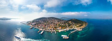 Heybeliada Adası, İstanbul, Türkiye. Heybeliada, Marmara Denizi 'nin en büyük ikinci şehridir. İHA atışı.