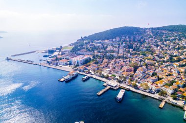 Heybeliada Adası, İstanbul, Türkiye. Heybeliada, Marmara Denizi 'nin en büyük ikinci şehridir. İHA atışı.