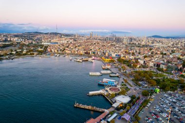 İstanbul, Türkiye - 20 Ekim 2024: İstanbul, Türkiye 'de Kadıköy' ün güzel manzarası. Kadıköy hava görüntüsü.
