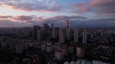 Atasehir İlçesi, İstanbul, Türkiye. Ataehir gökdelenleri olan modern bir bölge. Atasehir, İstanbul 'un Anadolu kesiminde. İHA atışı.