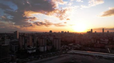 Atasehir İlçesi, İstanbul, Türkiye. Ataehir gökdelenleri olan modern bir bölge. Atasehir, İstanbul 'un Anadolu kesiminde. İHA atışı.