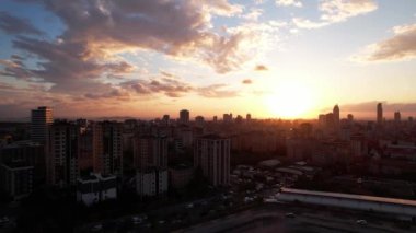Atasehir İlçesi, İstanbul, Türkiye. Ataehir gökdelenleri olan modern bir bölge. Atasehir, İstanbul 'un Anadolu kesiminde. İHA atışı.