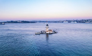 İstanbul, Türkiye 'de güzel bir gündoğumu gökyüzü olan Bakire Kulesi. (Türkçe adı: Kiz Kulesi). İstanbul 'da renkli gün doğumu gökyüzü. İHA atışı.