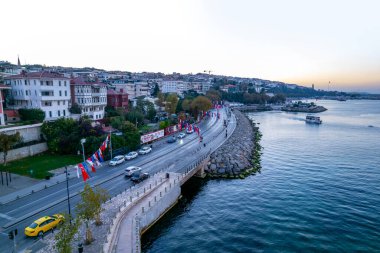 İstanbul, Türkiye - 27 Ekim 2024: Uskudar, İstanbul, Türkiye. Uskudar 'ın hava görüntüsü. İHA atışı.