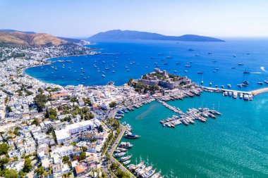 Mugla 'nın Bodrum ilçesi, Türkiye. Bodrum Kalesi 'nin (Aziz Peter Kalesi) havadan görünüşü. Bodrum merkezi, marina ve kalenin panoramik manzarası. İHA atışı.