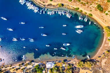 Gumusluk 'un havadan görünüşü, Bodrum. Mugla, hindi. Gumusluk Körfezi (Myndos) panoramik görünümü. İHA atışı.