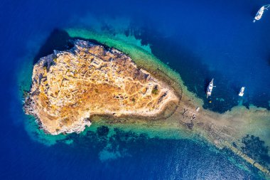 Gumusluk 'un havadan görünüşü, Bodrum. Mugla, hindi. Gumusluk Körfezi (Myndos) panoramik görünümü. İHA atışı.