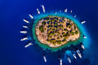 Bodrum Turkbuku Körfezi. Mugla, hindi. Türkbuku 'nun (Golturkbuku) havadan panoramik görüntüsü. Küçük Ada. İHA atışı.