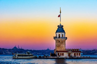 İstanbul, Türkiye 'de güzel bir gündoğumu gökyüzü olan Bakire Kulesi. (Türkçe adı: Kiz Kulesi). İstanbul 'da renkli gün doğumu gökyüzü.