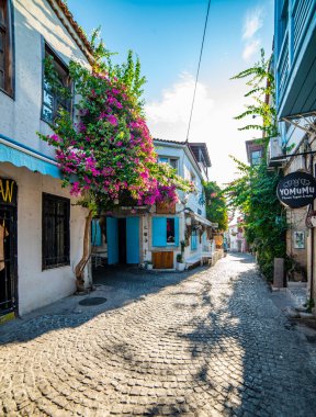 Cesme, İzmir - 4 Eylül 2024: Alacati, Cesme, İzmir. Alacati Köyü 'nün renkli sokak manzarası. Alacati Türkiye 'de daha popüler bir turizm beldesi.