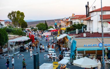 Cesme, İzmir - 4 Eylül 2024: Alacati, Cesme, İzmir. Alacati Köyü 'nün renkli sokak manzarası. Alacati Türkiye 'de daha popüler bir turizm beldesi.