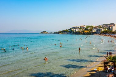 Aydın, Türkiye - 19 Haziran 2024: Kusadasi, Aydın, Türkiye. Kusadasi 'deki Kadınlar Plajı. Türkiye 'deki turistik plaj beldesi.