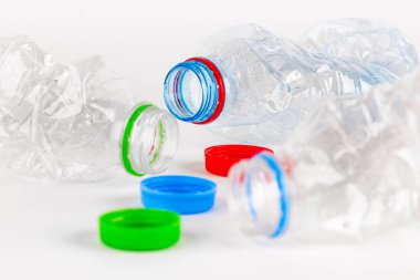 Beyaz arka planda izole edilmiş plastik su şişesi. Renkli kapaklı kıvrımlı su plastik şişeleri.